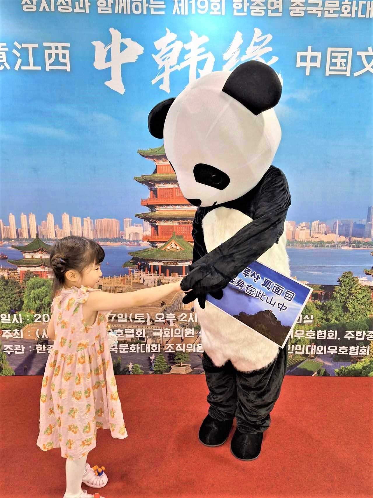 “詩(shī)意江西”——第十九屆“中韓緣”中國(guó)文化大賽決賽暨頒獎(jiǎng)典禮17日在韓國(guó)國(guó)會(huì)議員會(huì)館舉行。韓中文化友好協(xié)會(huì)供圖