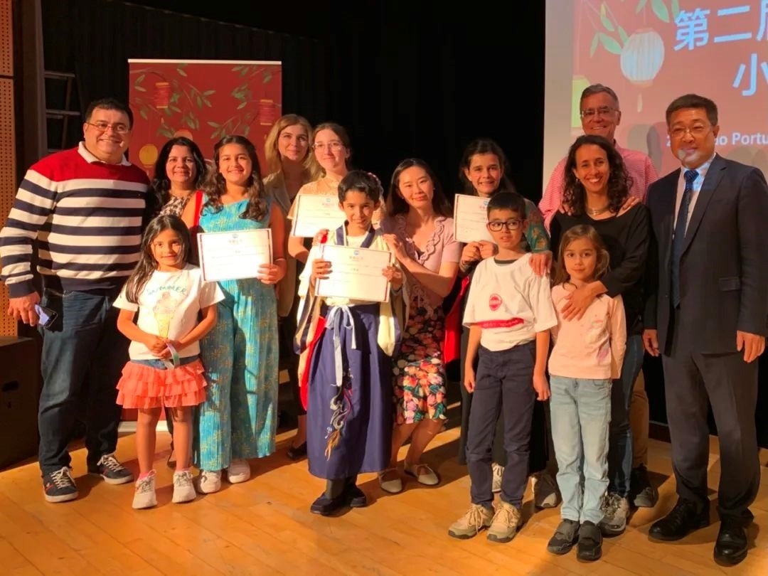 葡萄牙圣托馬斯孔子課堂第二屆“漢語橋”小學(xué)生中文秀比賽。圖片來源：里斯本大學(xué)孔子學(xué)院公眾號(hào)。