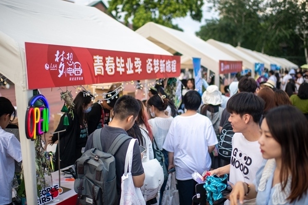 市集現(xiàn)場(chǎng)。人民網(wǎng)記者 翁奇羽攝