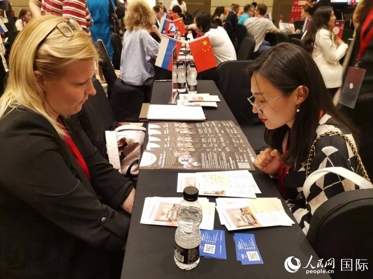 中俄旅游行業(yè)代表在北京路演活動(dòng)現(xiàn)場面對(duì)面溝通。人民網(wǎng)記者 楊倩攝