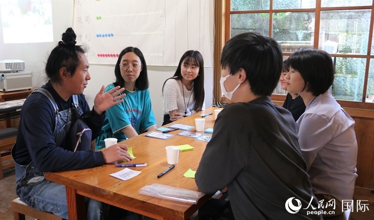 通過(guò)卡片游戲，模擬如何解決海洋垃圾問(wèn)題。人民網(wǎng) 許可攝