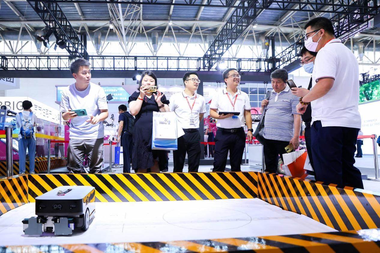 講解員向觀眾介紹智能劃線機(jī)器人。來源：受訪方供圖