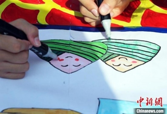 圖為長(zhǎng)卷繪畫現(xiàn)場(chǎng)。 興業(yè)縣融媒體中心供圖