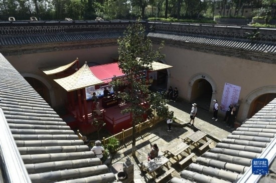 6月23日，游人在三門峽市陜州地坑院景區(qū)內(nèi)游覽。