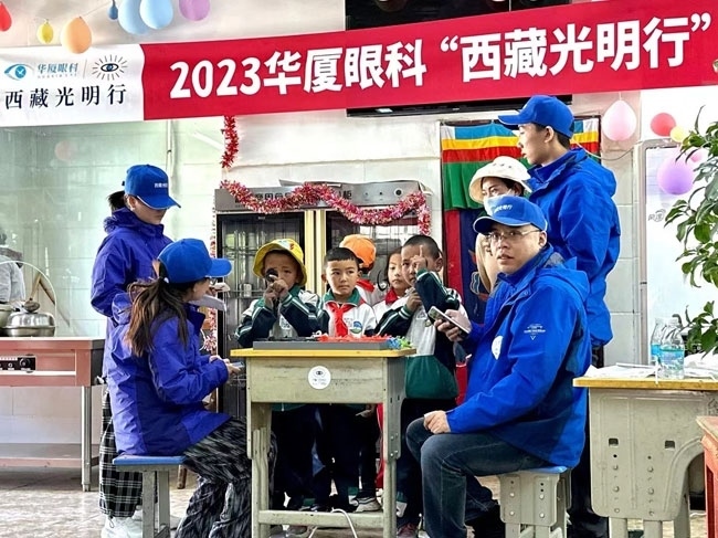 華廈眼科醫(yī)務(wù)人員對當(dāng)?shù)厣倌陜和M(jìn)行近視、弱視、斜視篩查。人民網(wǎng)記者 李棟攝