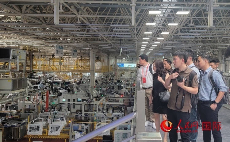 外媒記者在廣汽埃安車(chē)間參觀。人民網(wǎng) 寧玉瑛攝