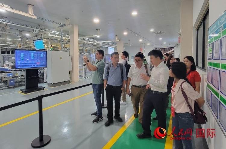 廣汽埃安工作人員向外媒記者進(jìn)行介紹。人民網(wǎng) 寧玉瑛攝