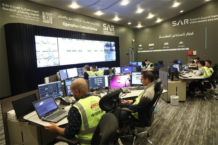 中外工作人員在控制室工作。中國鐵建供圖