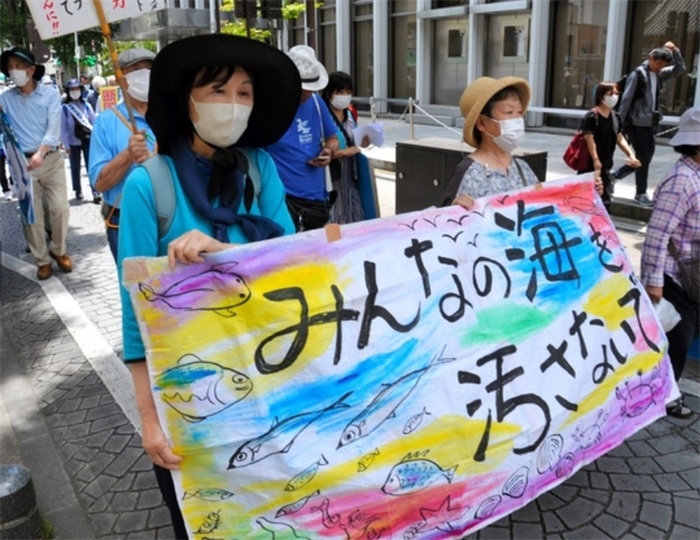 2023年6月20日，日本民眾在福島縣政府周圍舉行抗議活動(dòng)，強(qiáng)烈反對核污水排海計(jì)劃，呼吁保護(hù)漁業(yè)資源。圖片來源：《朝日新聞》