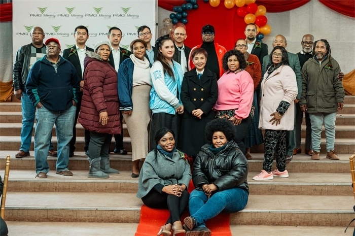 PMG礦業(yè)公司股東和管理團隊和演講嘉賓合影。（圖片來源：廣西大錳南非PMG礦業(yè)有限公司）
