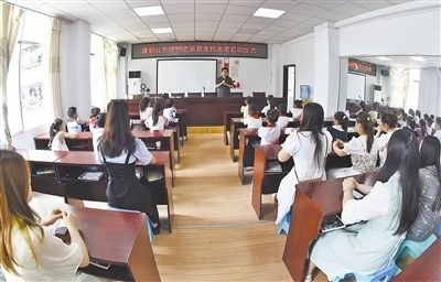  圖②：法院干警向參加活動的學(xué)生和家長講解暑假安全教育知識。