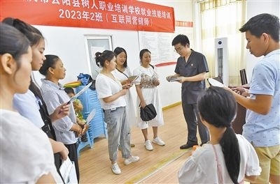  圖③：法院干警現(xiàn)場指導(dǎo)鄉(xiāng)村“代理家長”如何正確管護(hù)留守兒童。