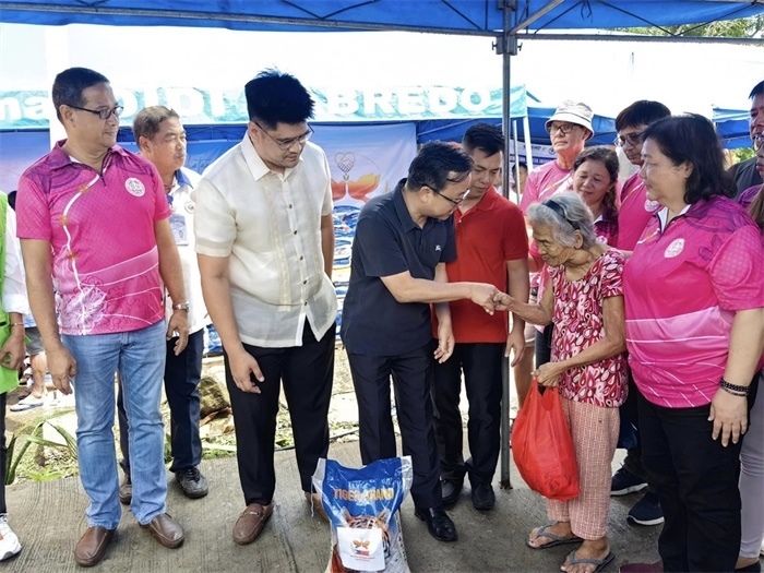 中國駐菲律賓大使館向部分馬榮火山受災(zāi)家庭分發(fā)賑災(zāi)物資。中國駐菲律賓大使館供圖