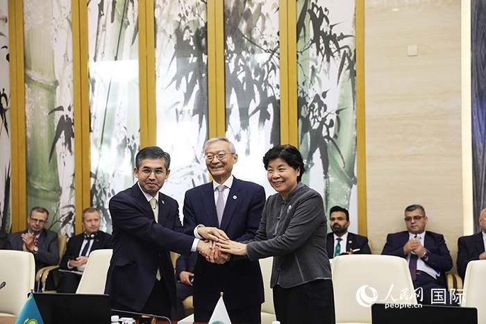 上合組織秘書(shū)處、哈駐華使館、上合組織睦鄰友好合作委員會(huì)簽署《聯(lián)合行動(dòng)計(jì)劃》。人民網(wǎng) 俄布拉依攝