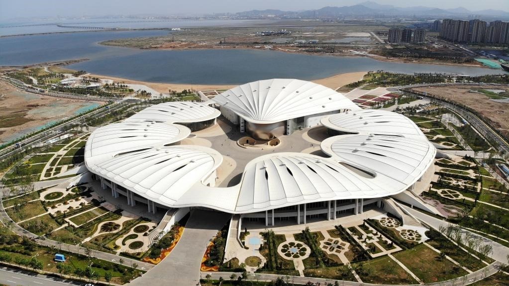 位于中國－上海合作組織地方經(jīng)貿(mào)合作示范區(qū)的青島·上合之珠國際博覽中心。新華社記者 李紫恒 攝