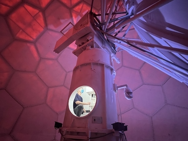 寧德國家天氣雷達(dá)站工作人員正在清洗雷達(dá)滑環(huán)。人民網(wǎng)高清揚(yáng)攝