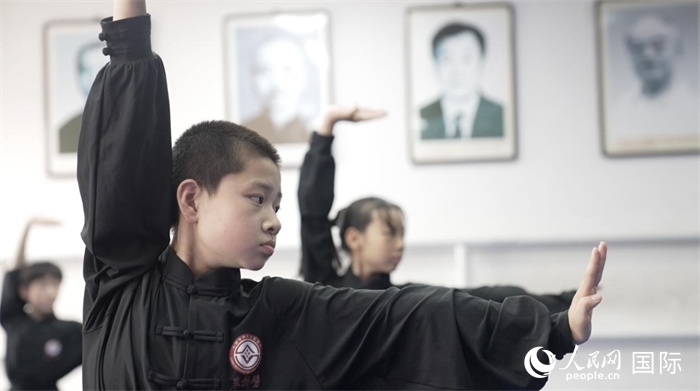 正在練習劈掛拳的武術(shù)學童。人民網(wǎng)記者 袁蒙攝