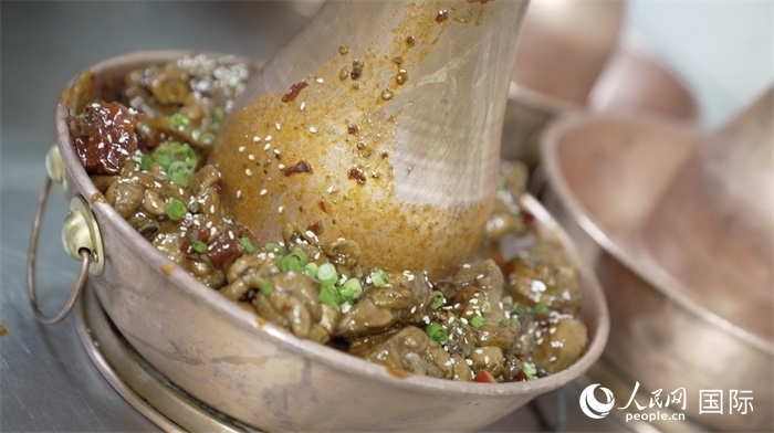 滄州火鍋雞。人民網(wǎng)記者 袁蒙攝