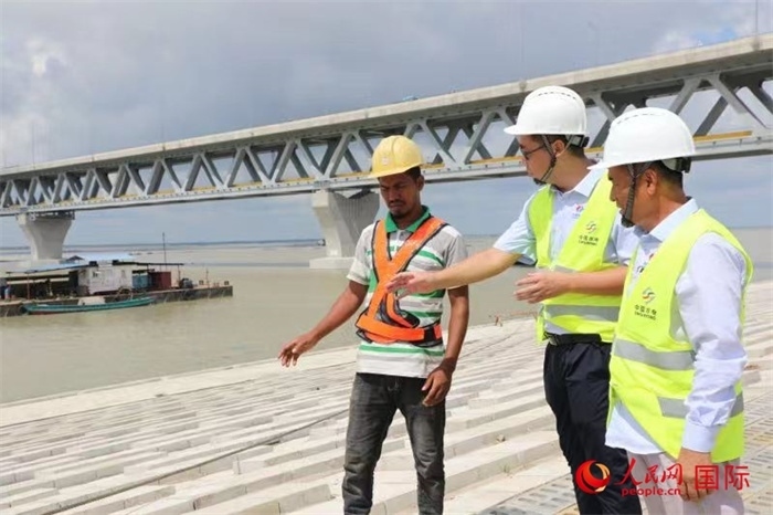 孟加拉國(guó)帕德瑪大橋河道整治工程北岸整治區(qū)域長(zhǎng)1.5千米，南岸長(zhǎng)11.5千米，是目前世界上規(guī)模最大的河道整治工程。人民網(wǎng)記者 孫廣勇攝