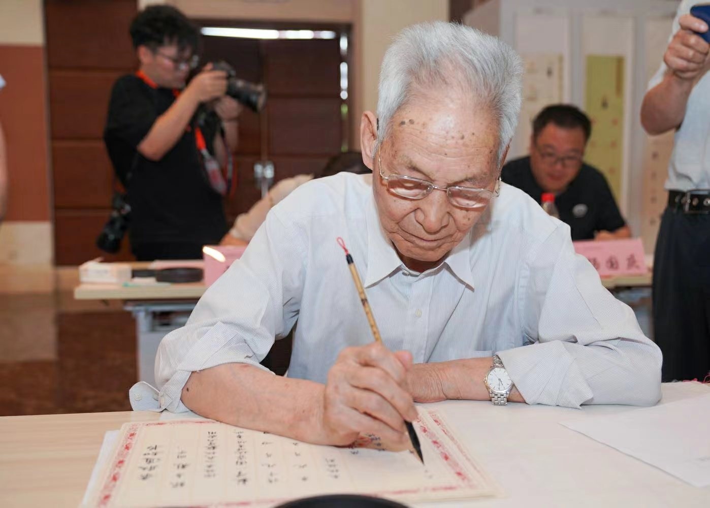 老教授們用毛筆書寫2023級新生錄取通知書。校方供圖