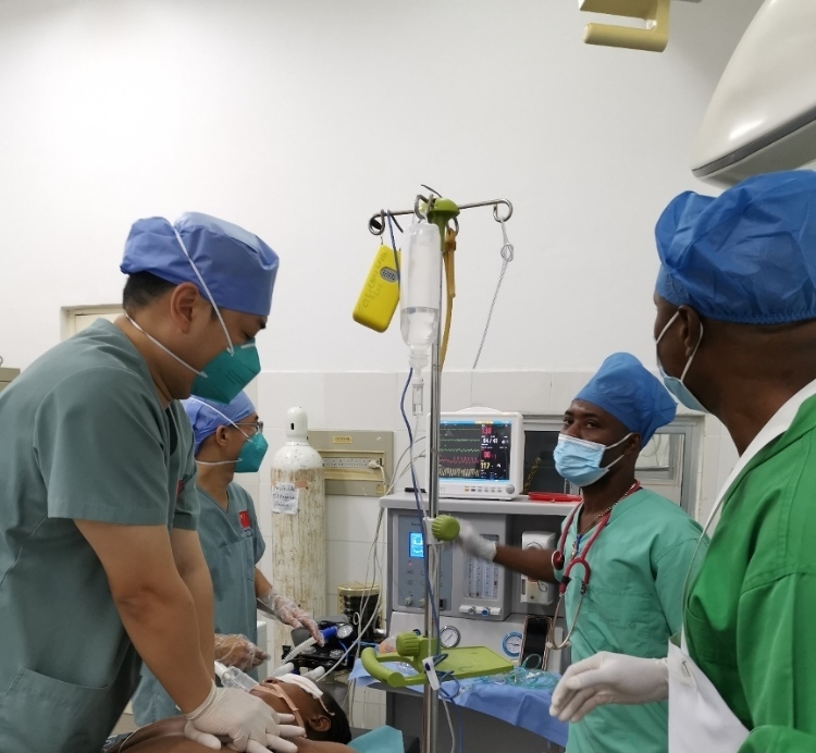 麻醉科李學(xué)斌醫(yī)生和手術(shù)室護(hù)士趙鈺進(jìn)行復(fù)蘇搶救。中國(guó)第二十九批援幾內(nèi)亞醫(yī)療隊(duì)供圖