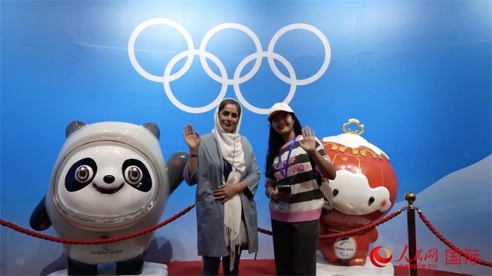 “上合小記者”與2022北京冬奧會(huì)吉祥物合影。實(shí)習(xí)生 方明軒攝