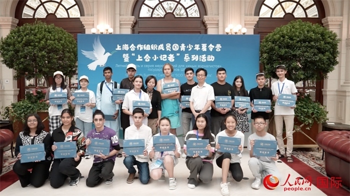 主辦單位為“上合小記者”頒發(fā)證書。實(shí)習(xí)生 方明軒攝