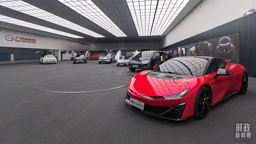 今年4月，習(xí)近平考察廣汽埃安新能源汽車股份有限公司，了解企業(yè)推動(dòng)制造業(yè)高端化、智能化、綠色化等情況。（總臺(tái)央視記者石丞拍攝）