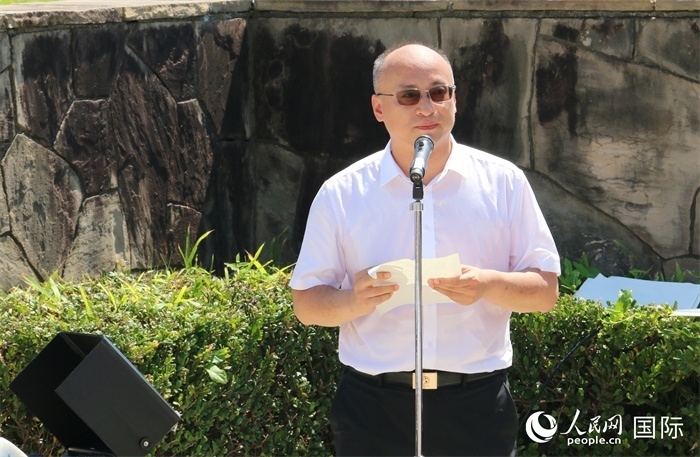 昆明市副市長安恩法在紀念儀式上致辭。人民網(wǎng) 許可攝