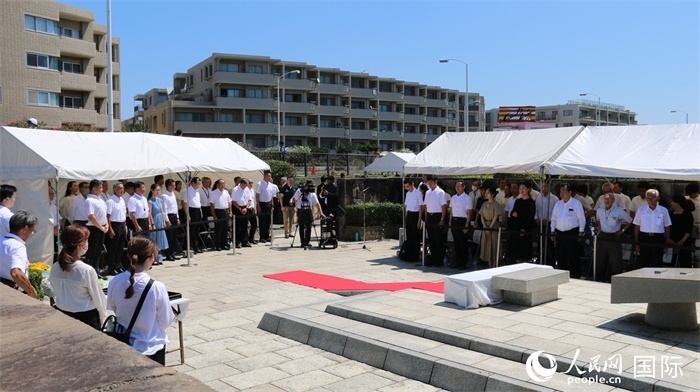 參加紀念活動者全體起立默禱。人民網(wǎng) 許可攝