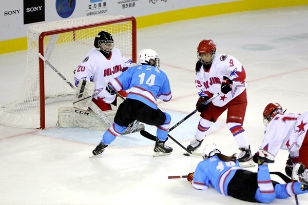 廣東隊球員與北京隊球員禁區(qū)混戰(zhàn)。人民網(wǎng)記者 胡雪蓉攝