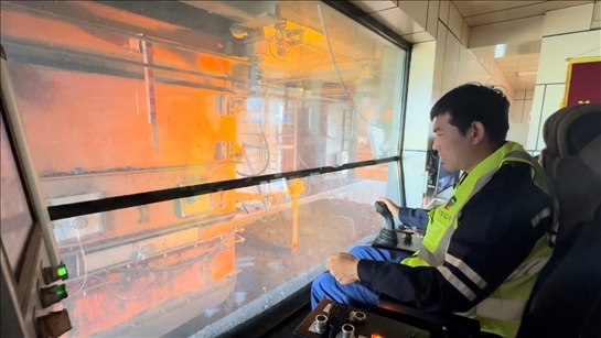 國家電投內(nèi)蒙古公司南露天煤礦裝車站司機石繼立的操縱下，一次性60噸的煤炭穩(wěn)穩(wěn)裝入車廂。人民網(wǎng) 金洪花攝