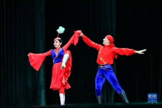 7月21日，哈薩克斯坦薩爾塔納國家舞蹈團(tuán)的演員在演出。