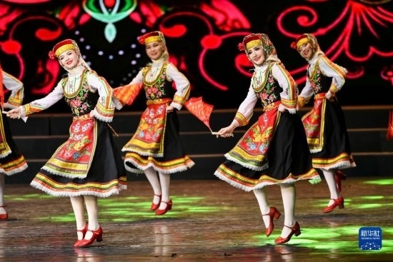 7月21日，哈薩克斯坦薩爾塔納國家舞蹈團(tuán)的演員在演出。