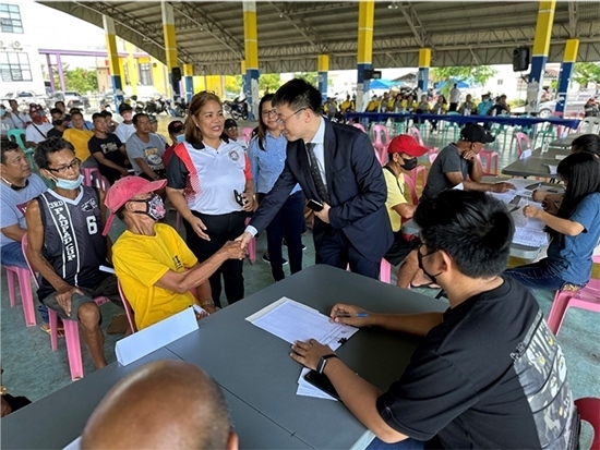 中方與菲方一道將中國援菲化肥分發(fā)至菲農戶手中。中國駐菲律賓大使館供圖