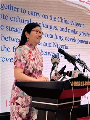 中國(guó)駐拉各斯總領(lǐng)館總領(lǐng)事嚴(yán)宇清致辭。駐拉各斯總領(lǐng)館供圖