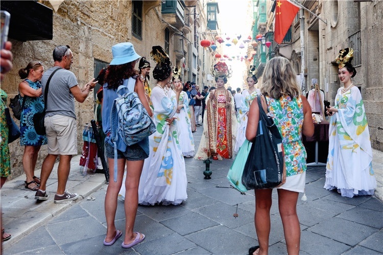 圖為花燈點亮儀式現(xiàn)場。 馬耳他中國文化中心供圖