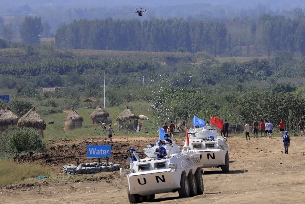 ↑2021年9月15日，在“共同命運(yùn)-2021”國際維和實(shí)兵演習(xí)綜合演練中，維和分隊(duì)采用無人機(jī)拋撒傳單宣傳和平理念。新華社記者 劉芳 攝