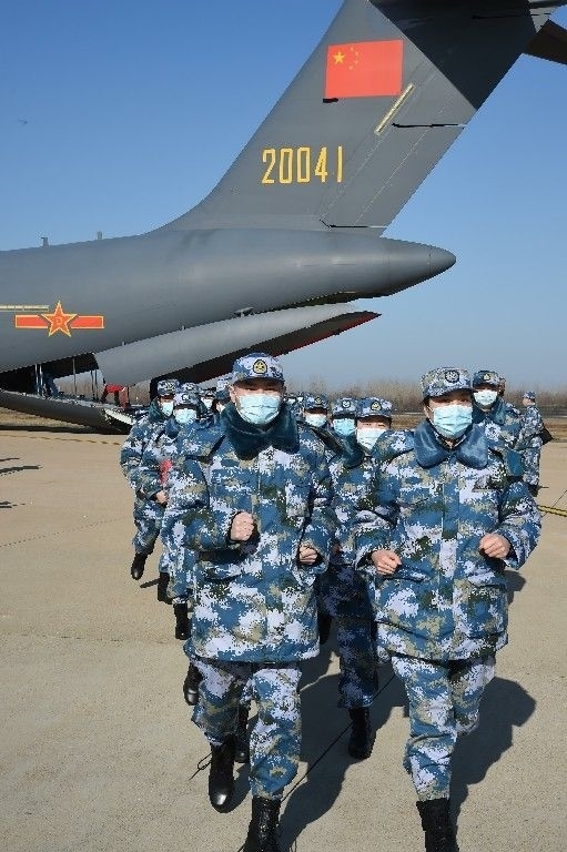 ↑2020年2月17日，一批軍隊(duì)支援湖北醫(yī)療隊(duì)員抵達(dá)武漢天河機(jī)場。新華社記者 黎云 攝