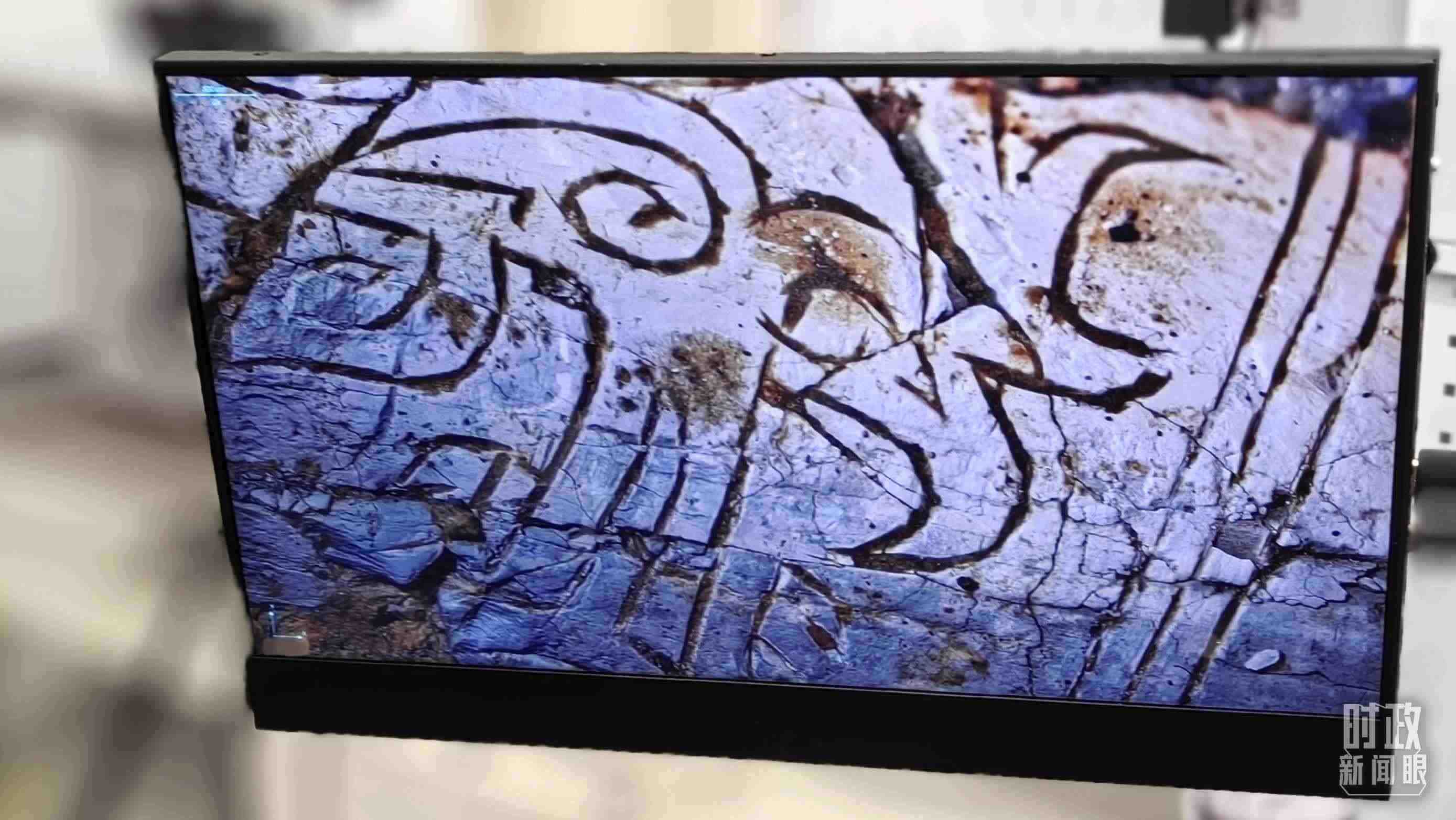 △顯微鏡下，三星堆文物的紋路清晰可見。（總臺央視記者王萌萌拍攝）