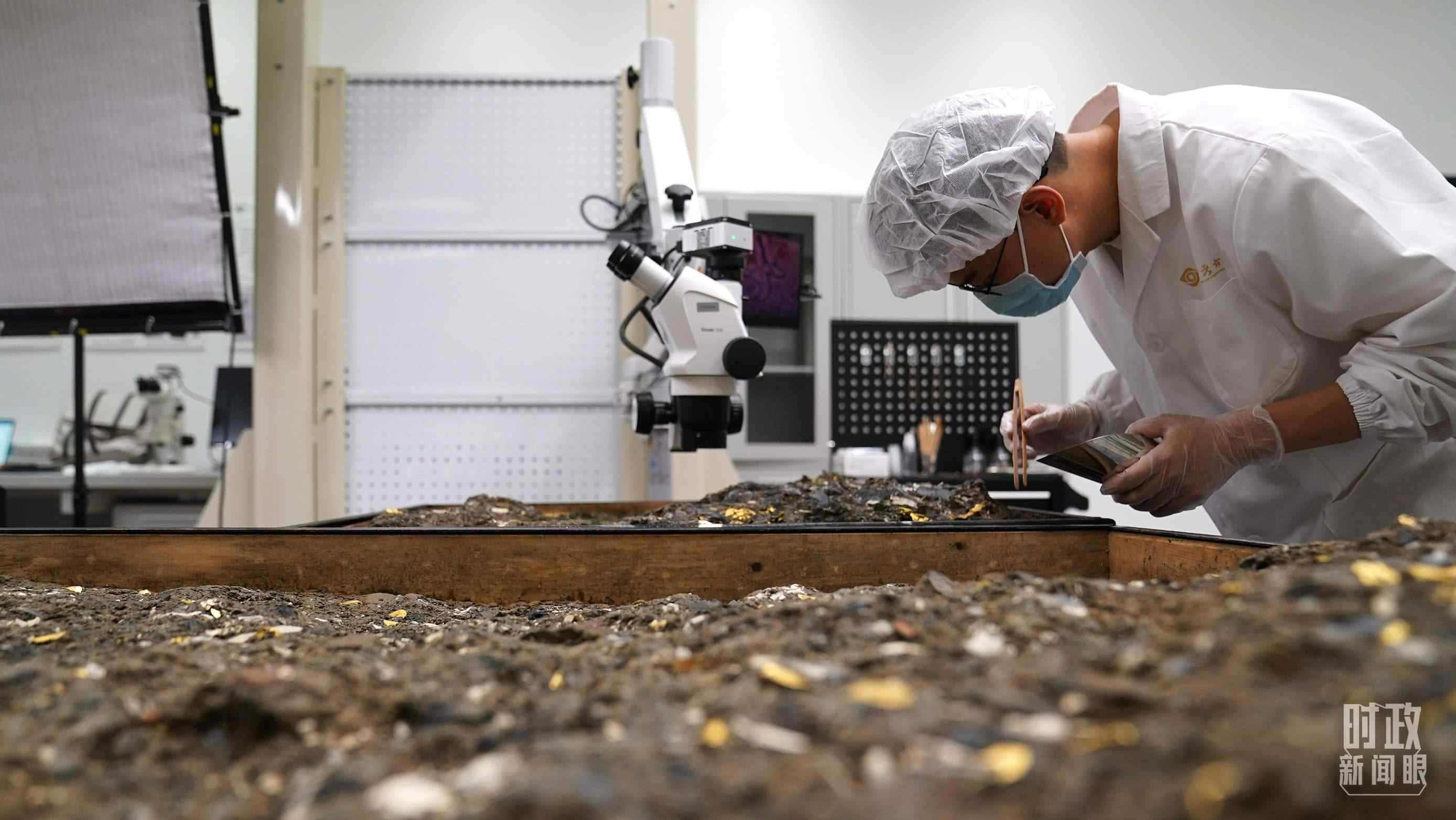 △工作中的三星堆文保人員。（總臺國廣記者李晉拍攝）