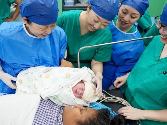 中國海軍“和平方舟”號醫(yī)院船在基里巴斯為29歲的塔拉瓦居民德阿瑞接生了一名“和平寶寶”（2023年7月16日攝）。新華社發(fā)（劉偉 攝）