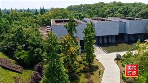 △2021年正式投入使用的三星堆文物保護修復館，堅持保護修復與考古研究同步進行，館內(nèi)分文保工作區(qū)和參觀區(qū)。