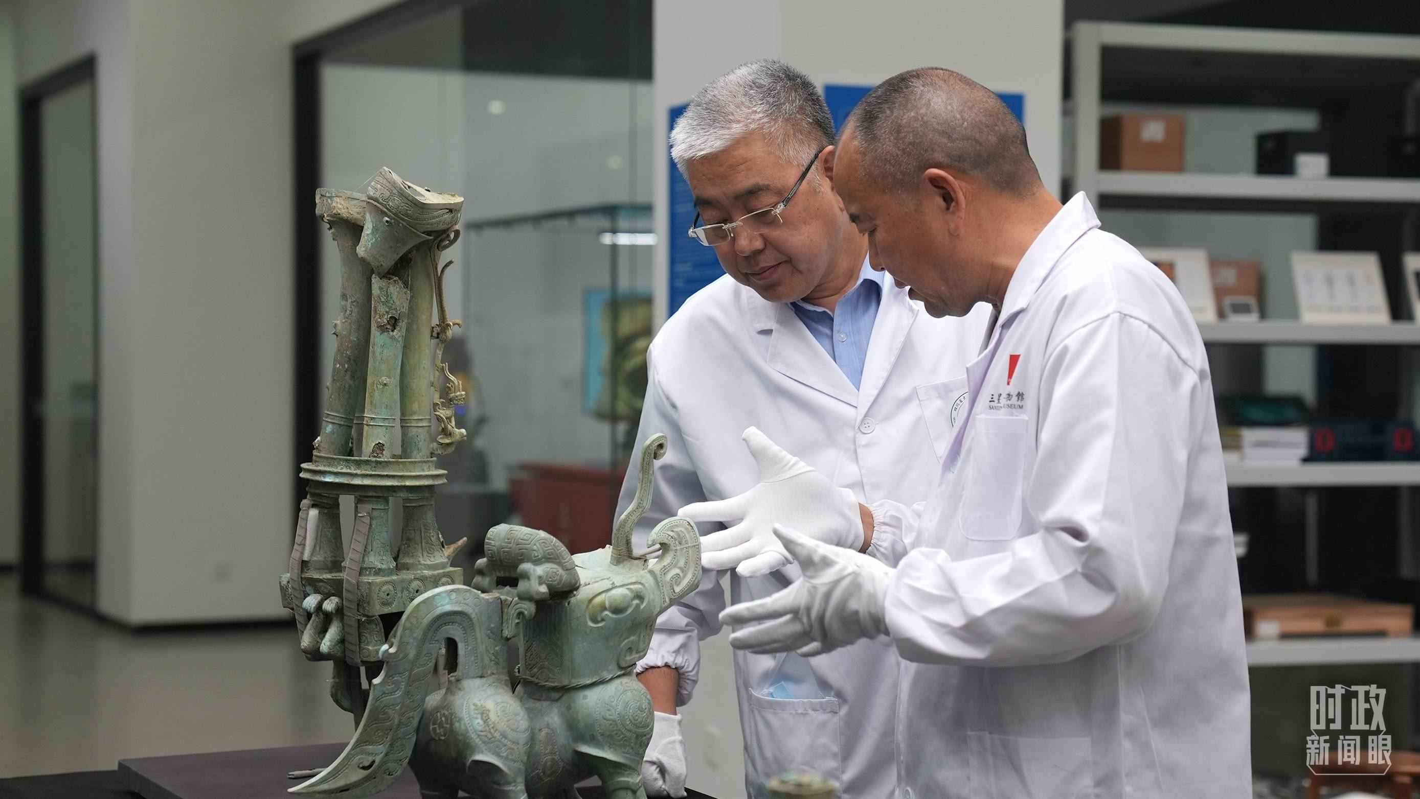 △三星堆文保專家正在就修復(fù)方案進(jìn)行討論。（總臺央視記者劉琦拍攝）