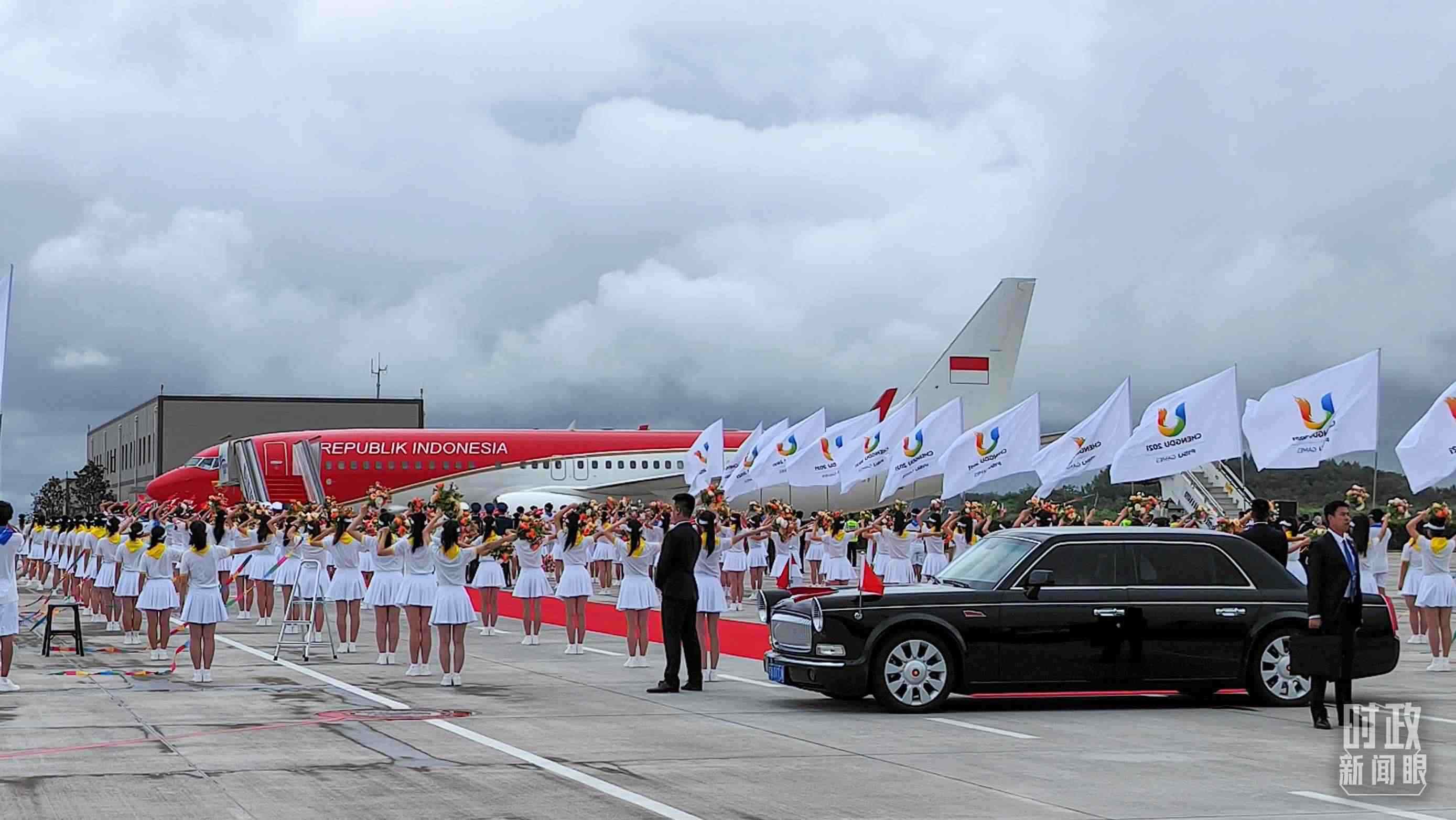 7月27日下午，印尼總統(tǒng)佐科抵達(dá)成都。（總臺央視記者王子杭拍攝）