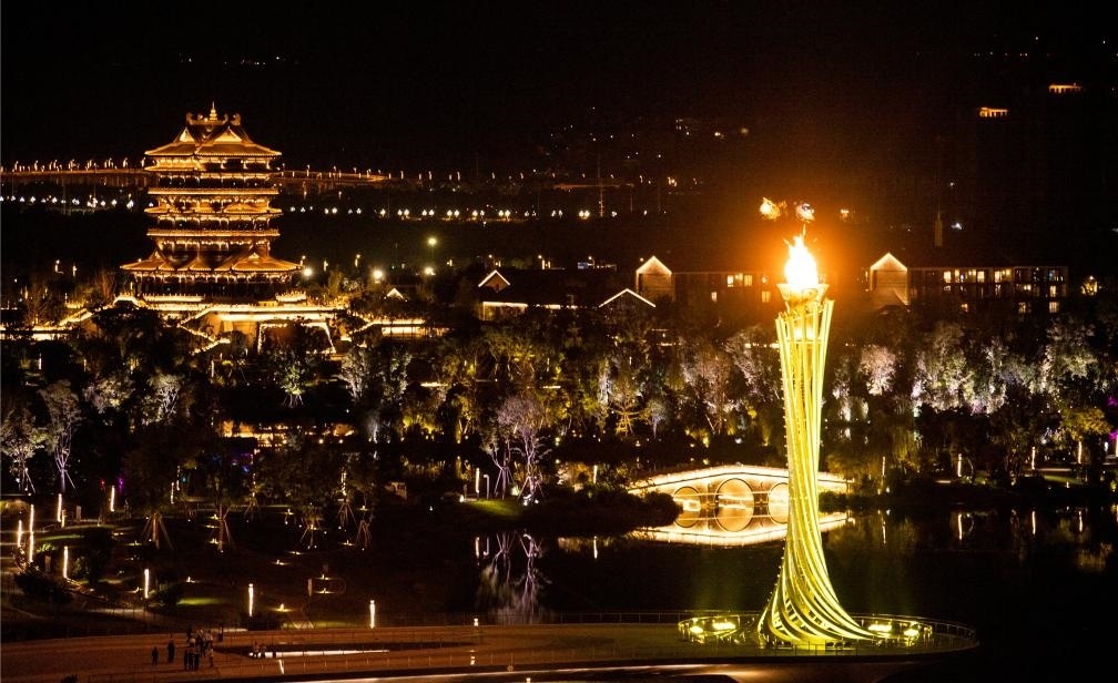 這是7月28日拍攝的成都大運會主火炬。新華社記者曹祎銘攝