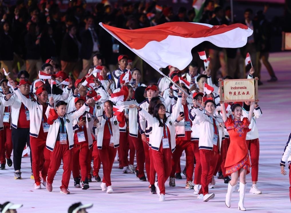 7月28日，印度尼西亞大學(xué)生體育代表團在開幕式上入場。新華社記者張麗蕓攝