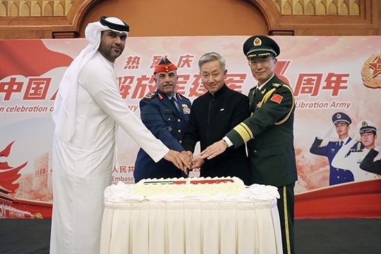 圖為招待會上中阿嘉賓合影。中國駐阿聯(lián)酋大使館供圖