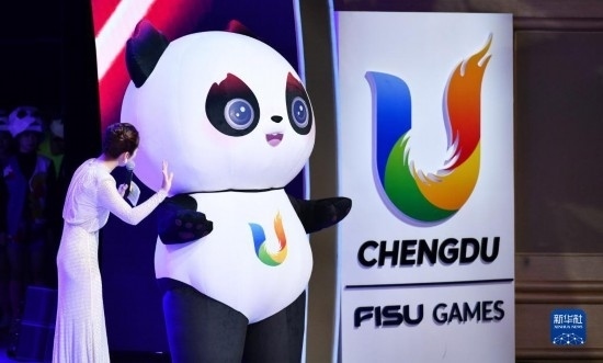 7月29日，成都大運會吉祥物“蓉寶”在聯(lián)歡會現(xiàn)場。新華社記者 張端 攝