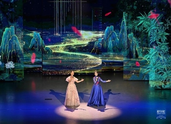 7月29日，演員在聯(lián)歡會現(xiàn)場演唱。新華社記者 蔡湘鑫 攝